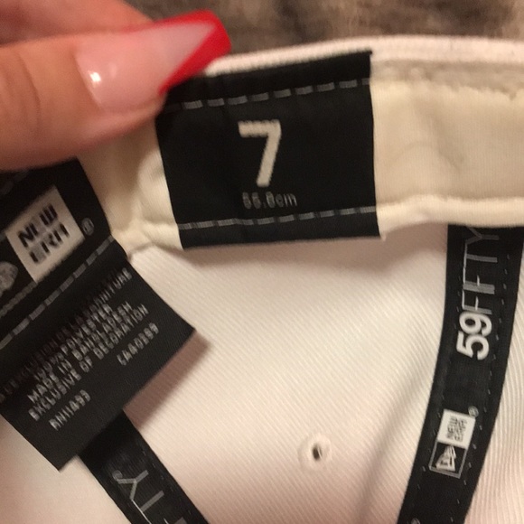 Boston Red Sox fitted hat with a few removable stains, was only worn twice - Picture 4 of 4